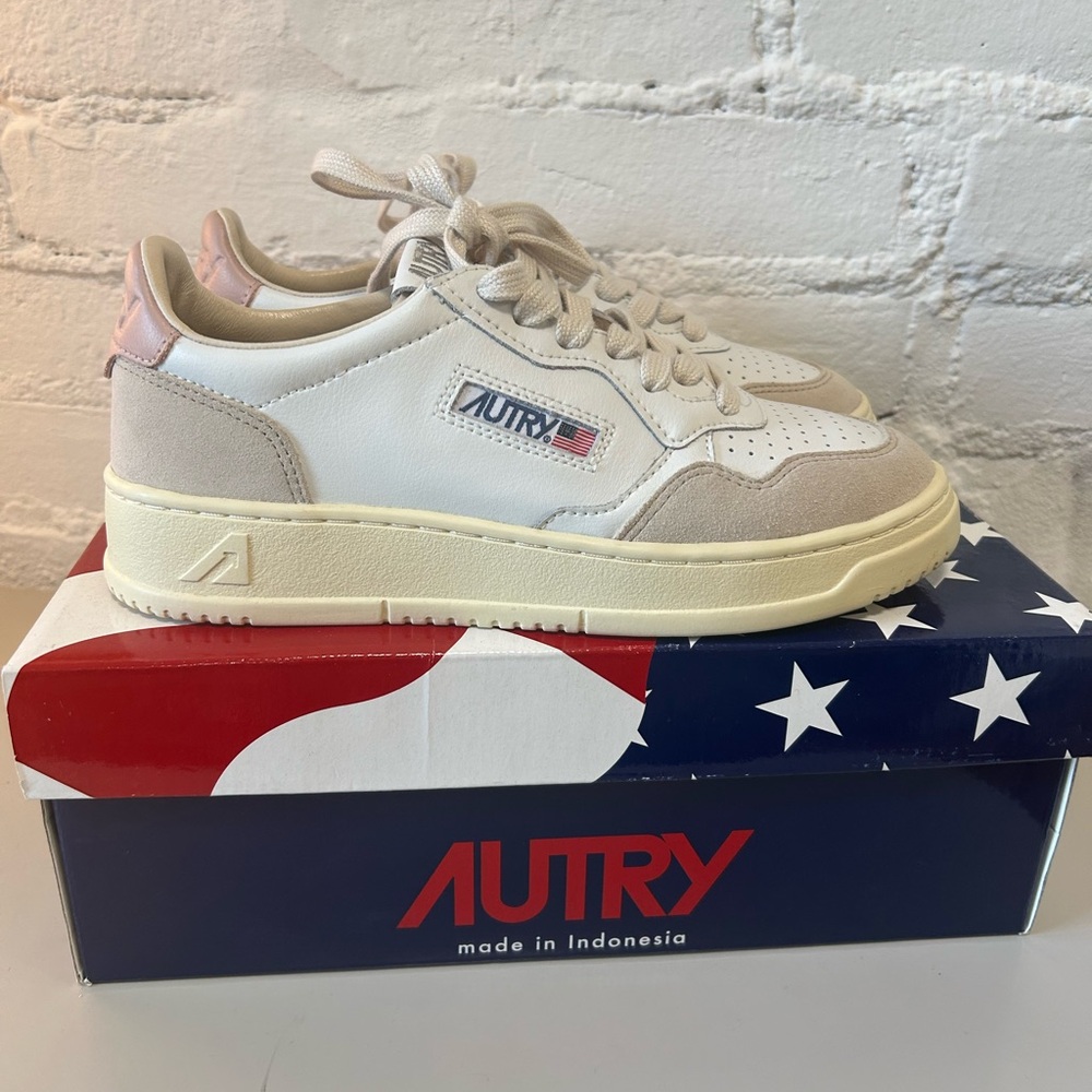 New in box Autry Medalist low leather suede size 8 / 38